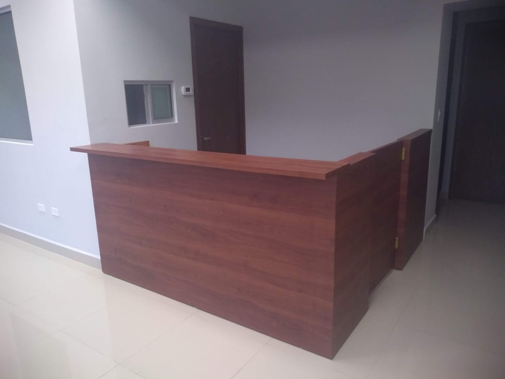 Instalación de recepción con puerta