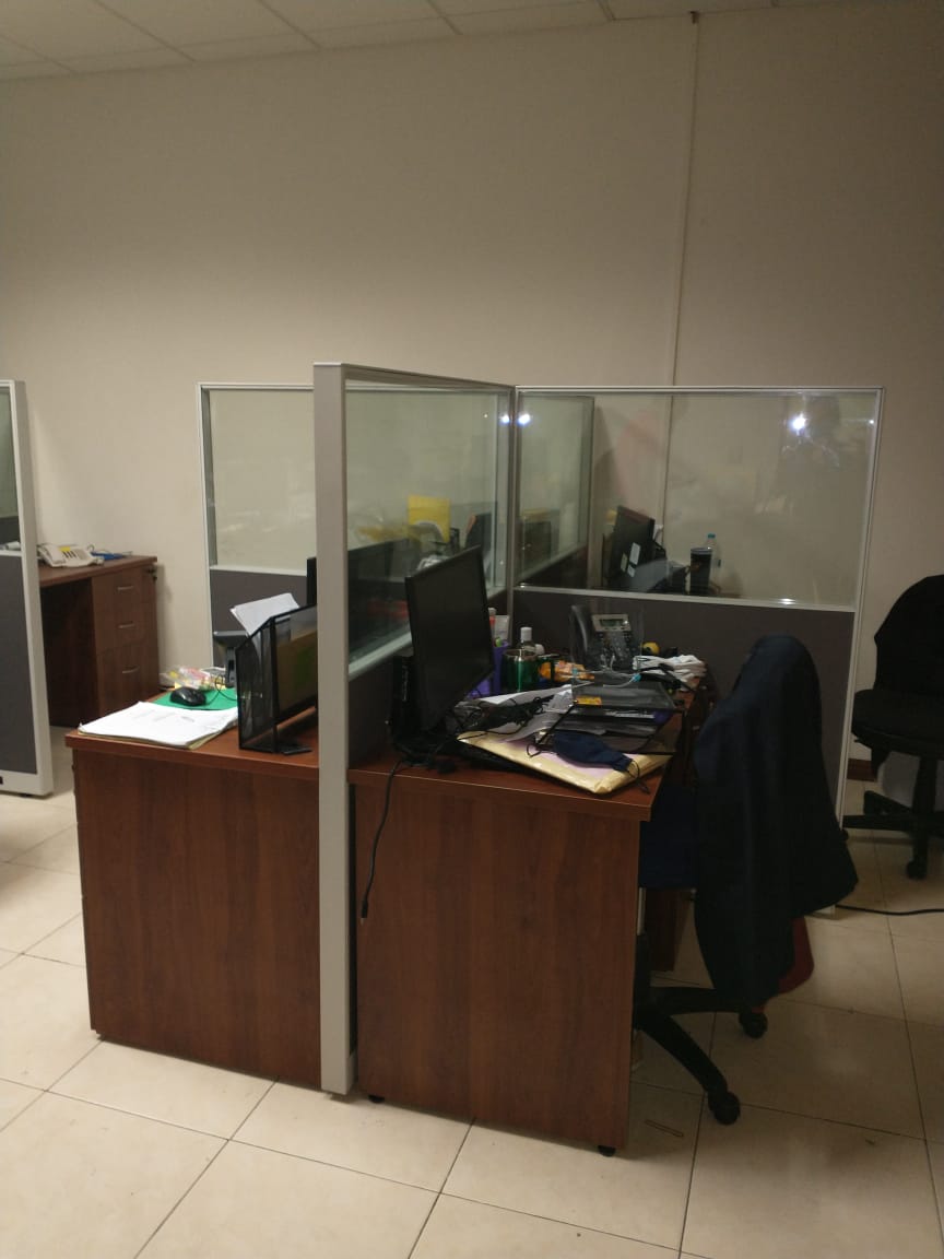 Instalación de áreas de trabajo con mamparas