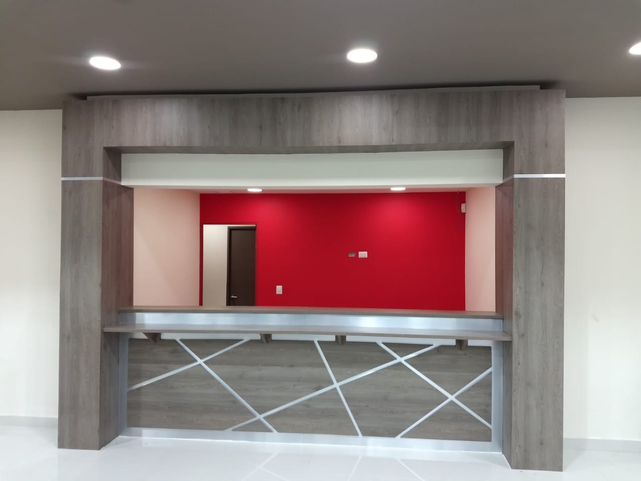 Forro de columnas e instalación de frentes