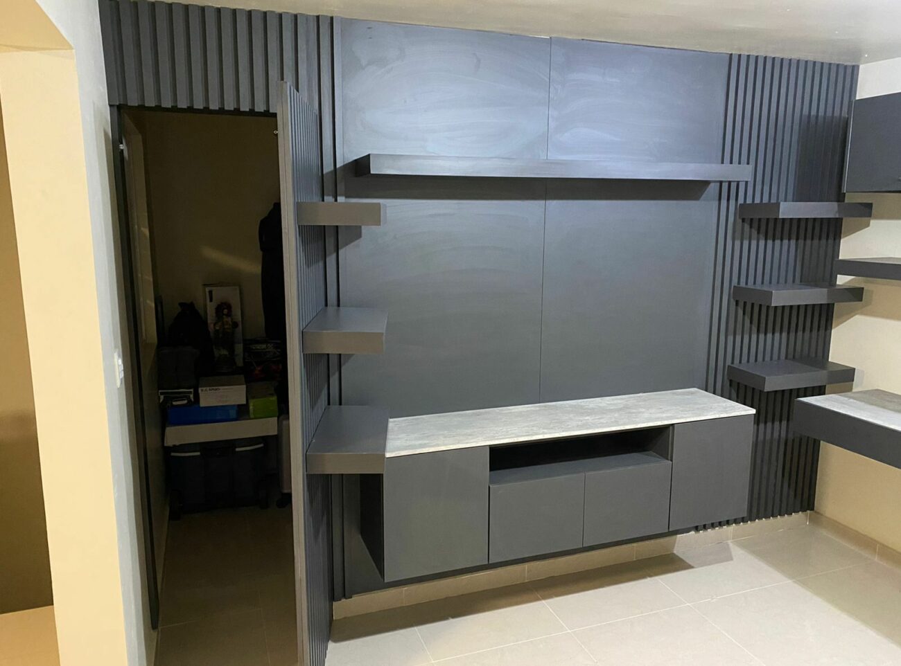 Instalación de mueble para tv, con puerta oculta