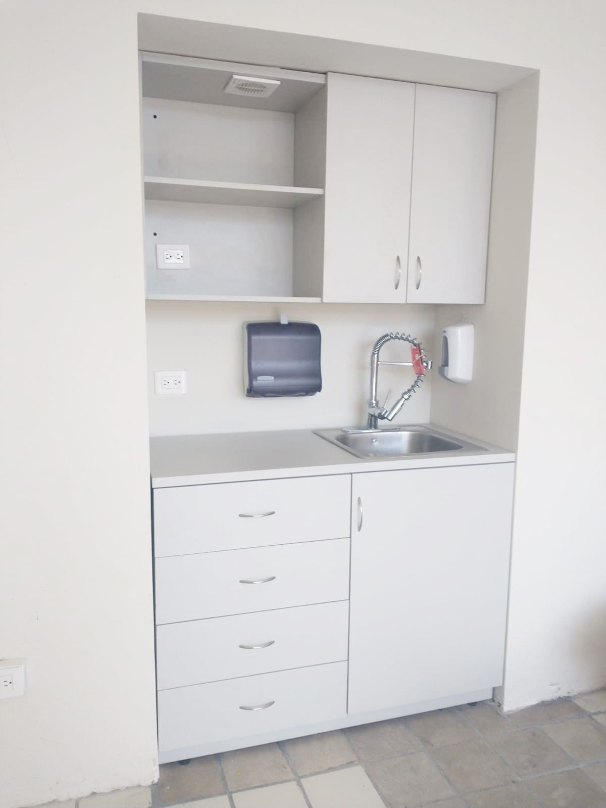 Instalación de Áreas de trabajo, lockers, cocineta y escritorios rectos con bases metálicas