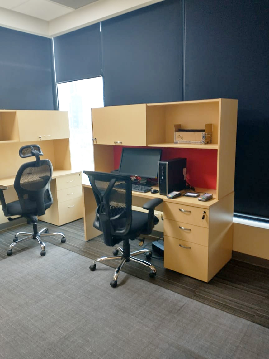 Instalación de escritorios con libreros para sobreponer para ropa y zapatos
