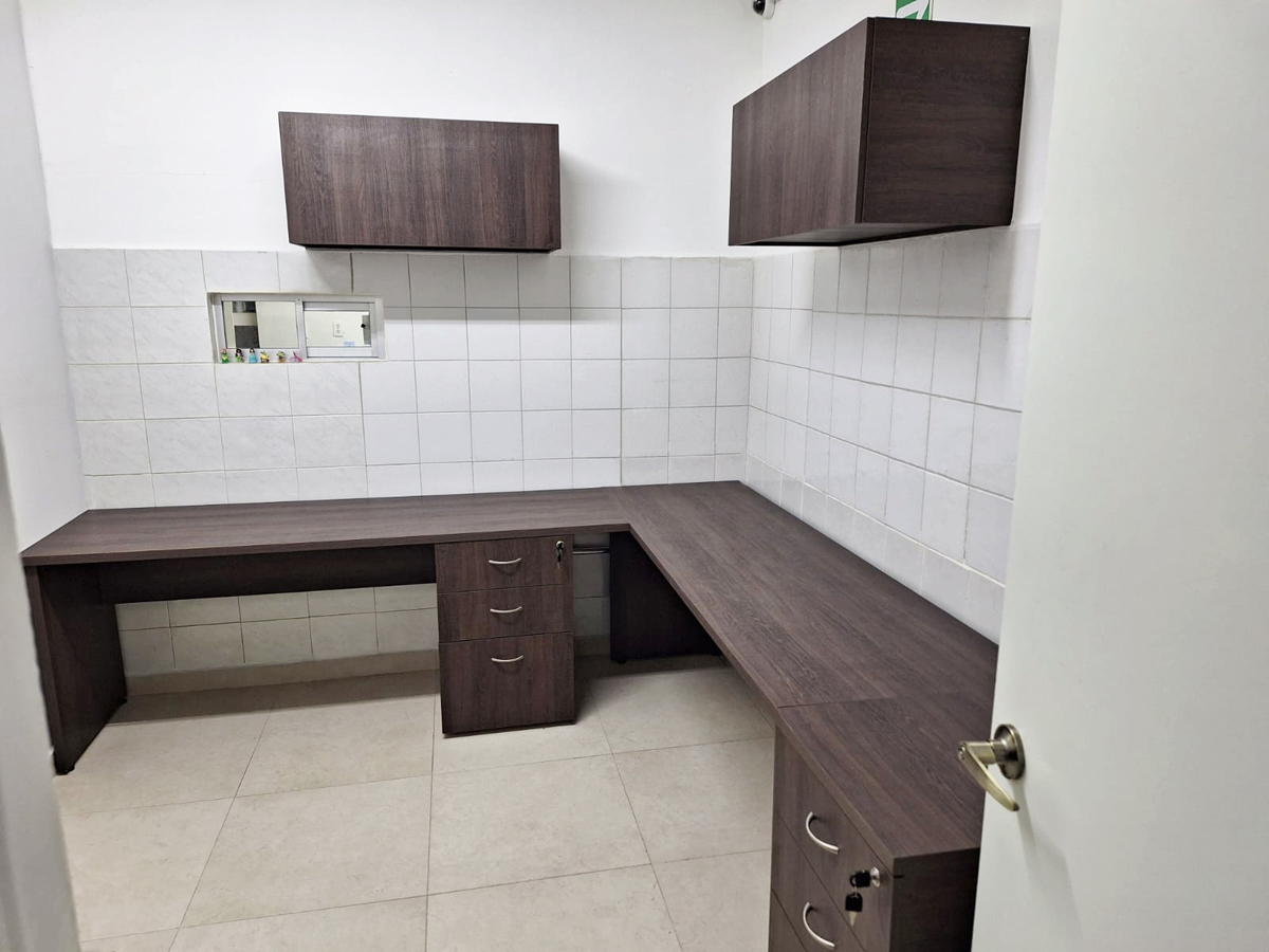 Instalación de área de trabajo sobre medida y flipper cerrados