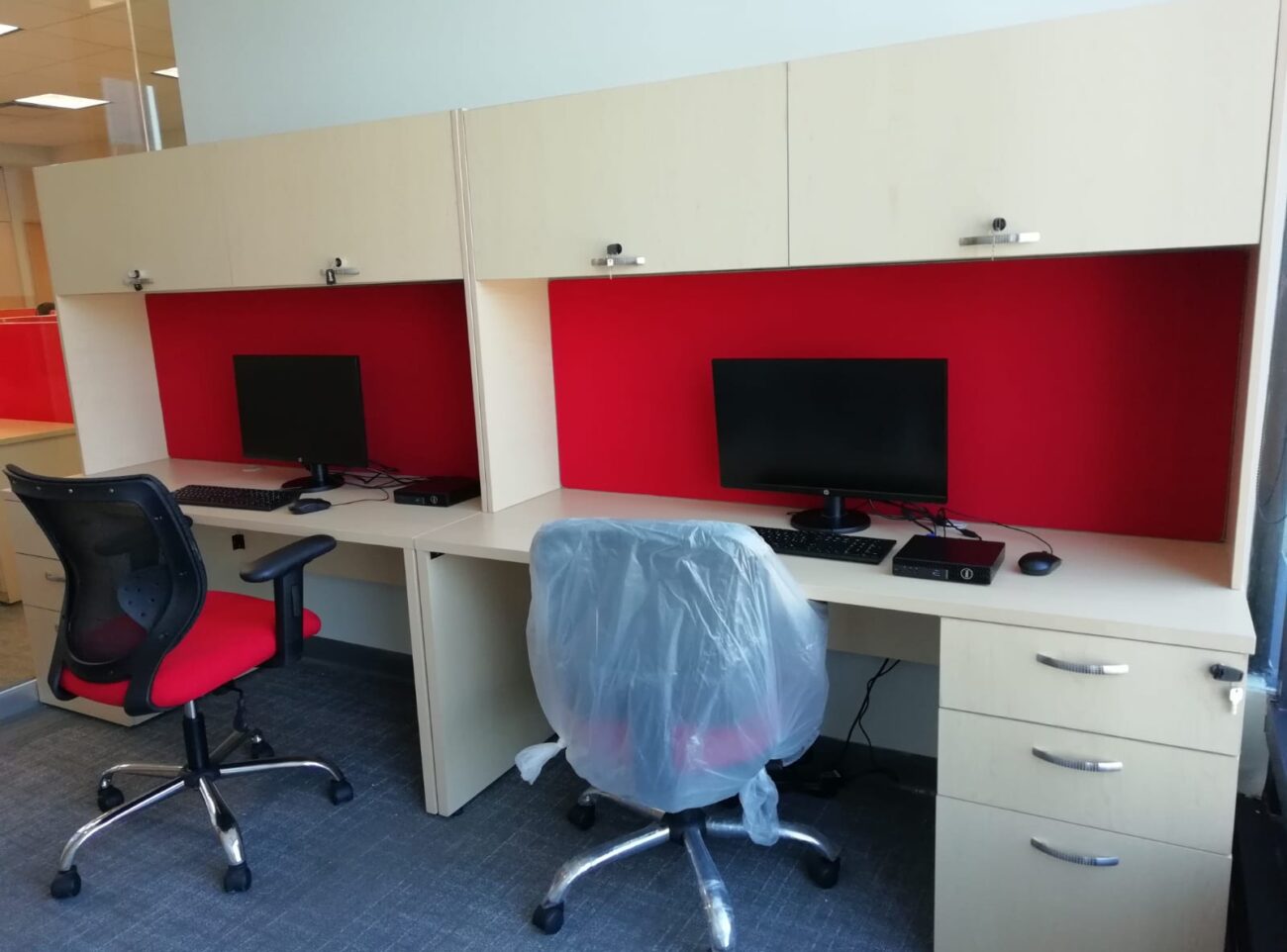 Áreas de trabajo con biombos divisorios.