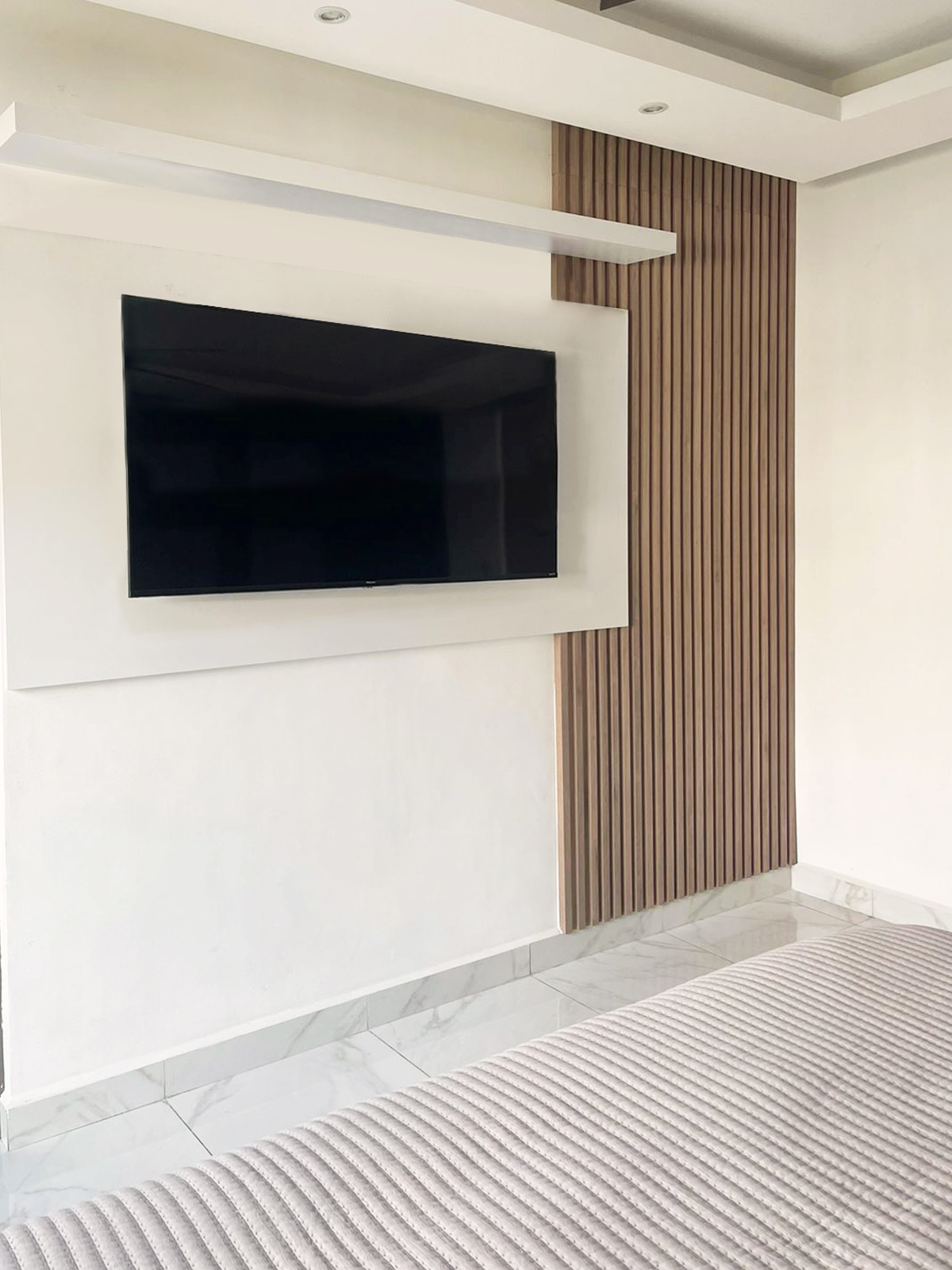 Instalación de centro de entretenimiento con repisa y vistas de madera