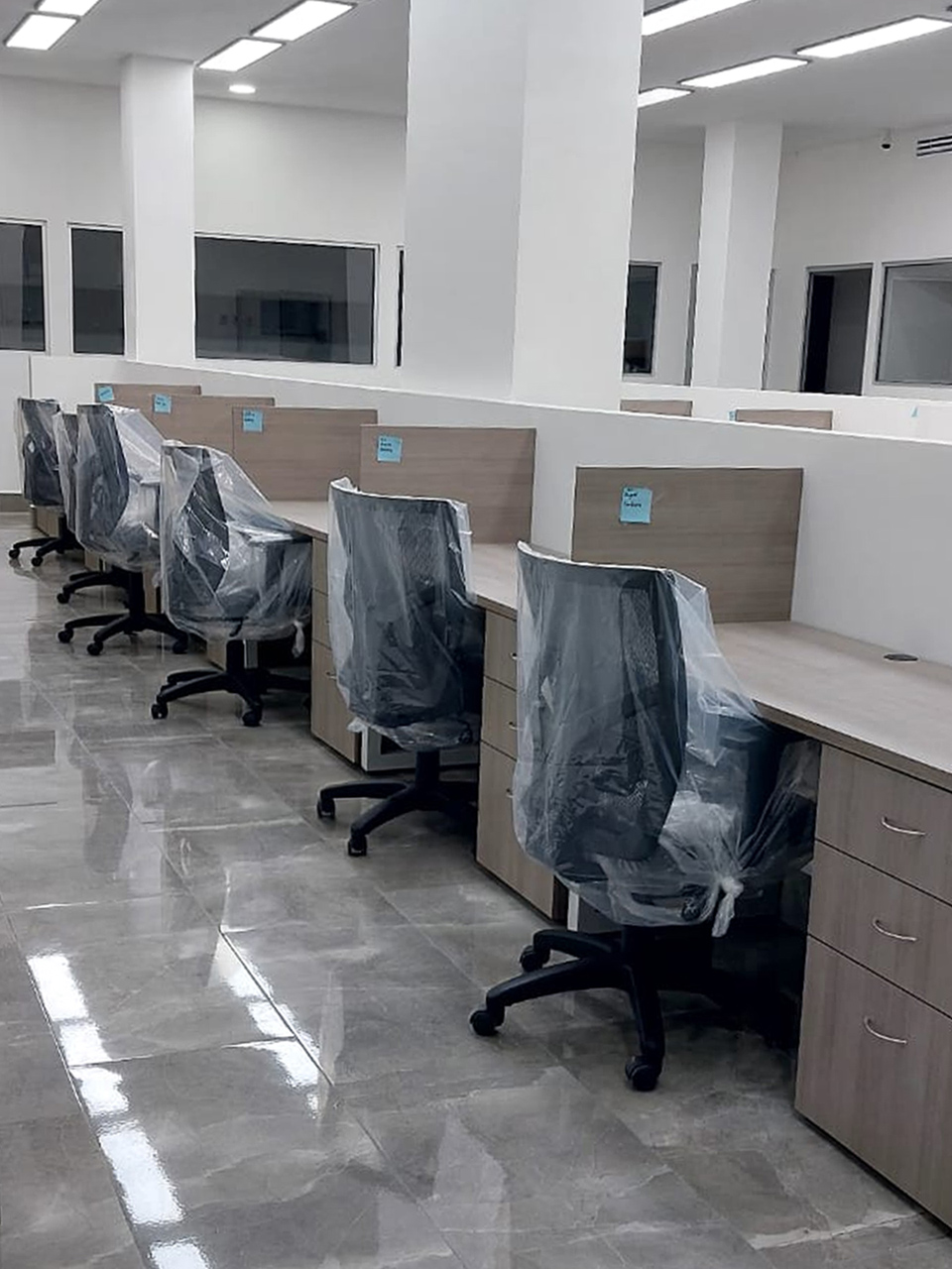 Instalacion de áreas de trabajo, módulos, recepción, crdenza, sala de juntas, cocinetas y lavanetas