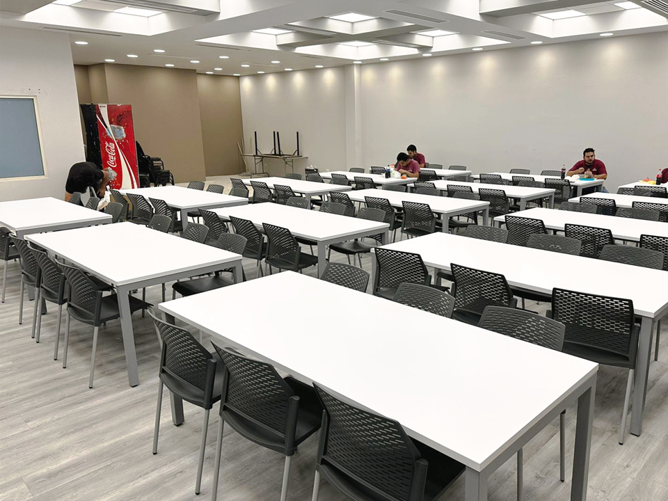 Instalación de sillería y mesas de comedor industrial para 6 personas con bases metálicas.