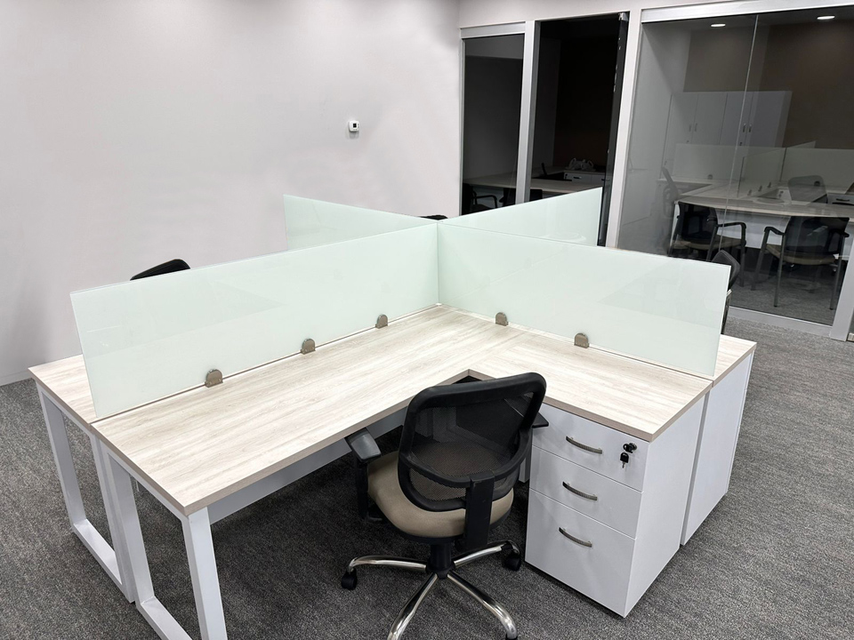 Instalación de áreas de trabajo, módulos, libreros y credenzas.