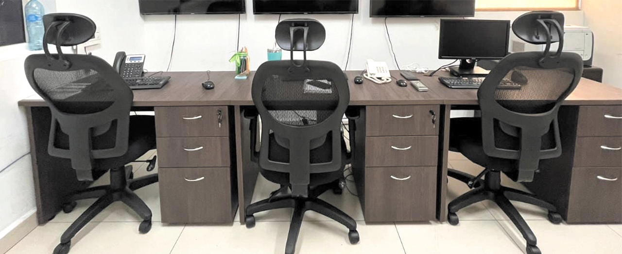 Instalación de escritorios rectos con cajoneras tamaño carta