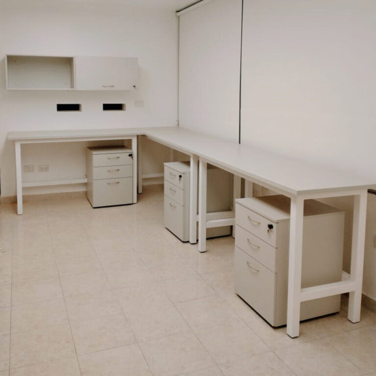 escritorios-rectos-con-base-metalicas-1024x1024