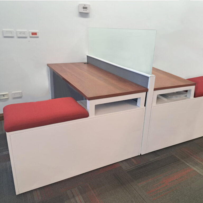 estacion-de-trabajo-en-l-con-credenza-metalicas-y-cojin-1024x1024