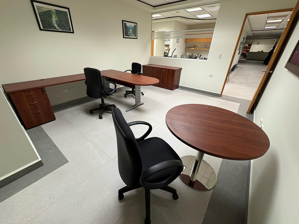 Instalación de módulo ejecutivo, mesa de juntas circular y credenza