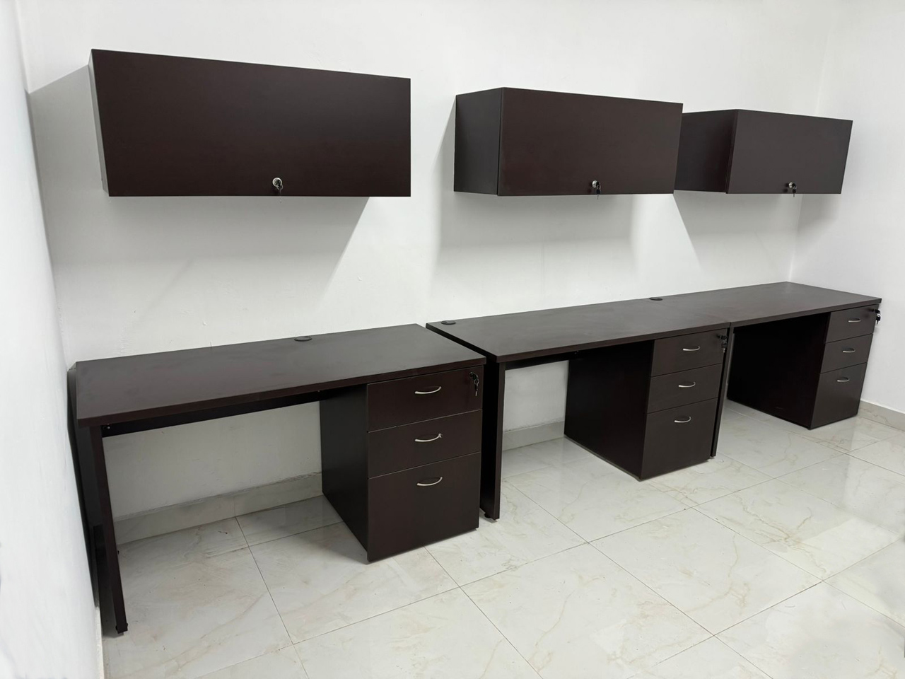 Instalación de escritorios con gabinetes