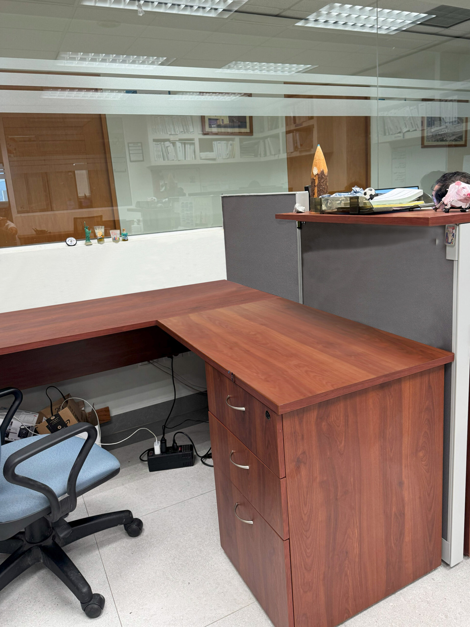 Instalación de áreas de trabajo y mesa de juntas