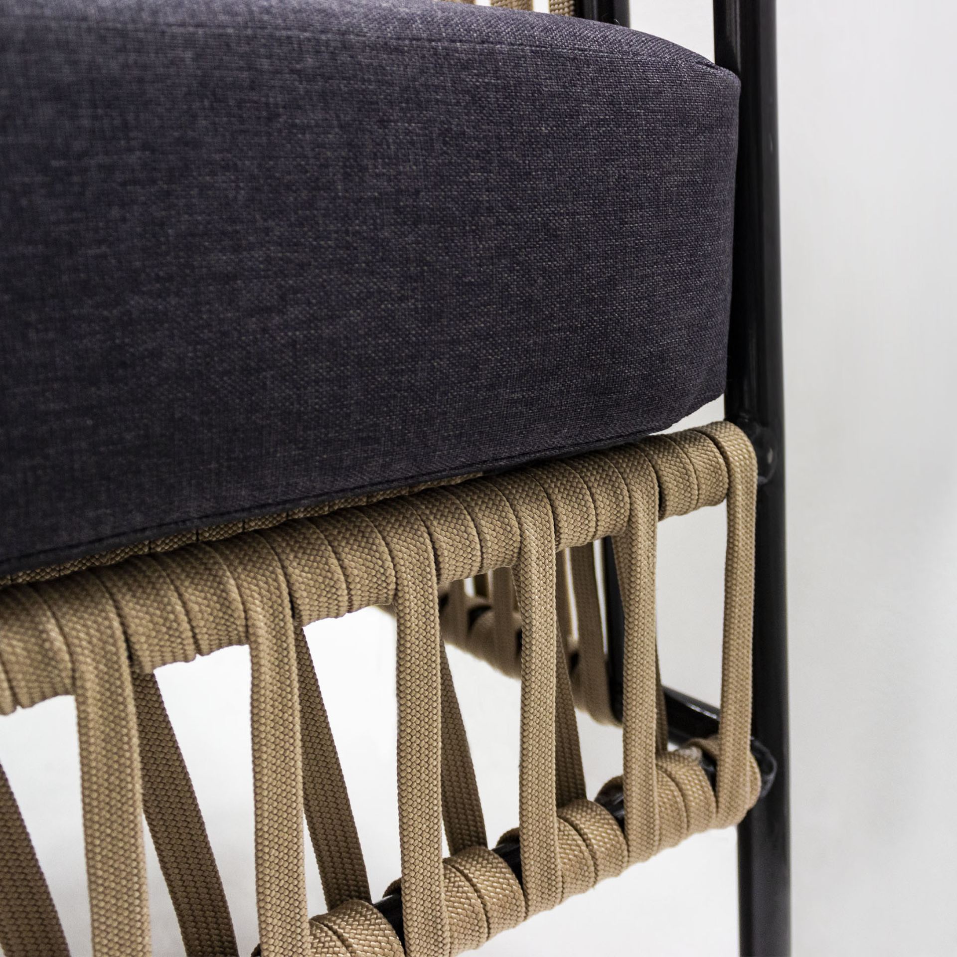 Chetumal_sillon_metal_negro_cuerda_beige_tela_curri_2782-3.png