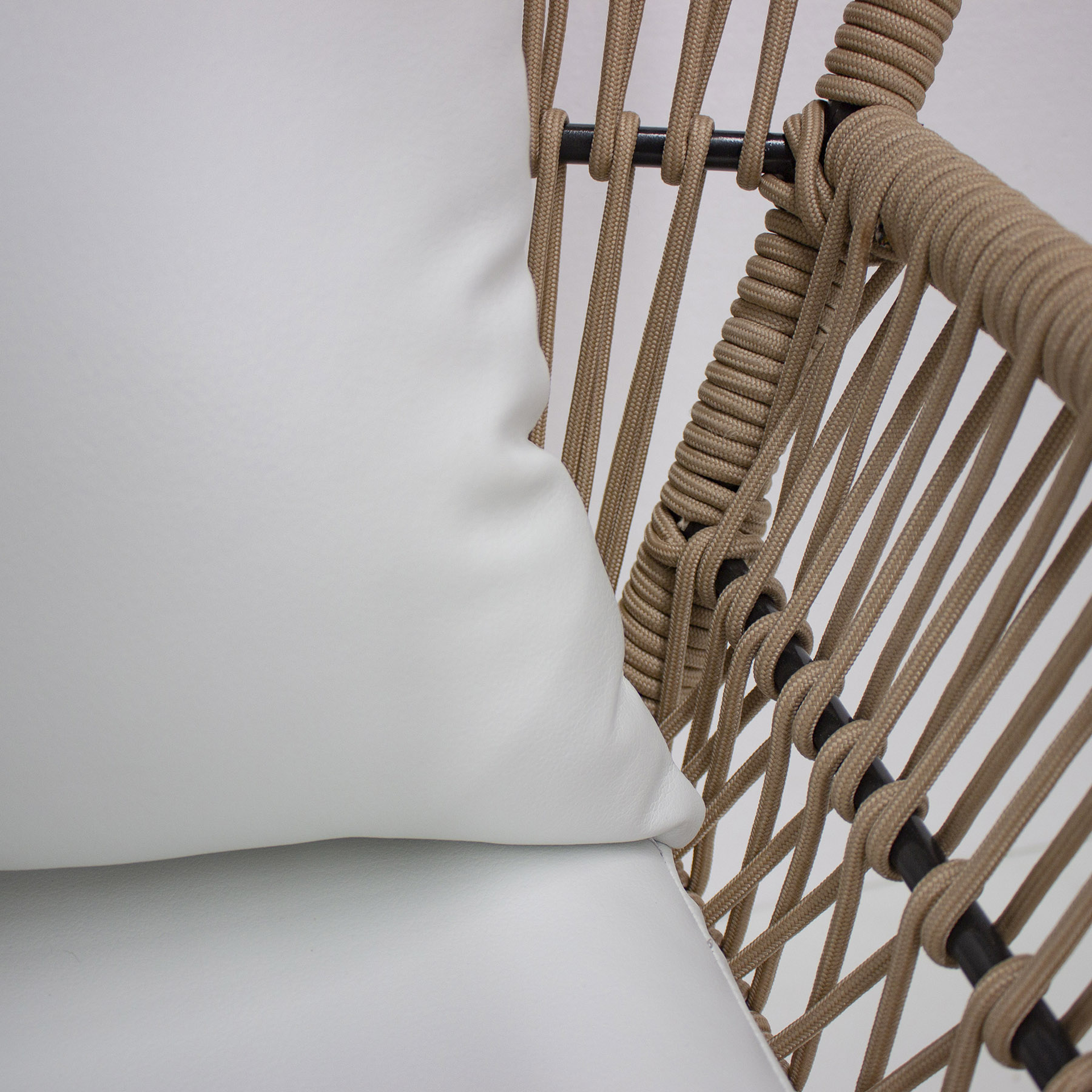 Zapotlan_sillon_metal_negro_cuerda_beige_cojineria_curri_2752-2.png