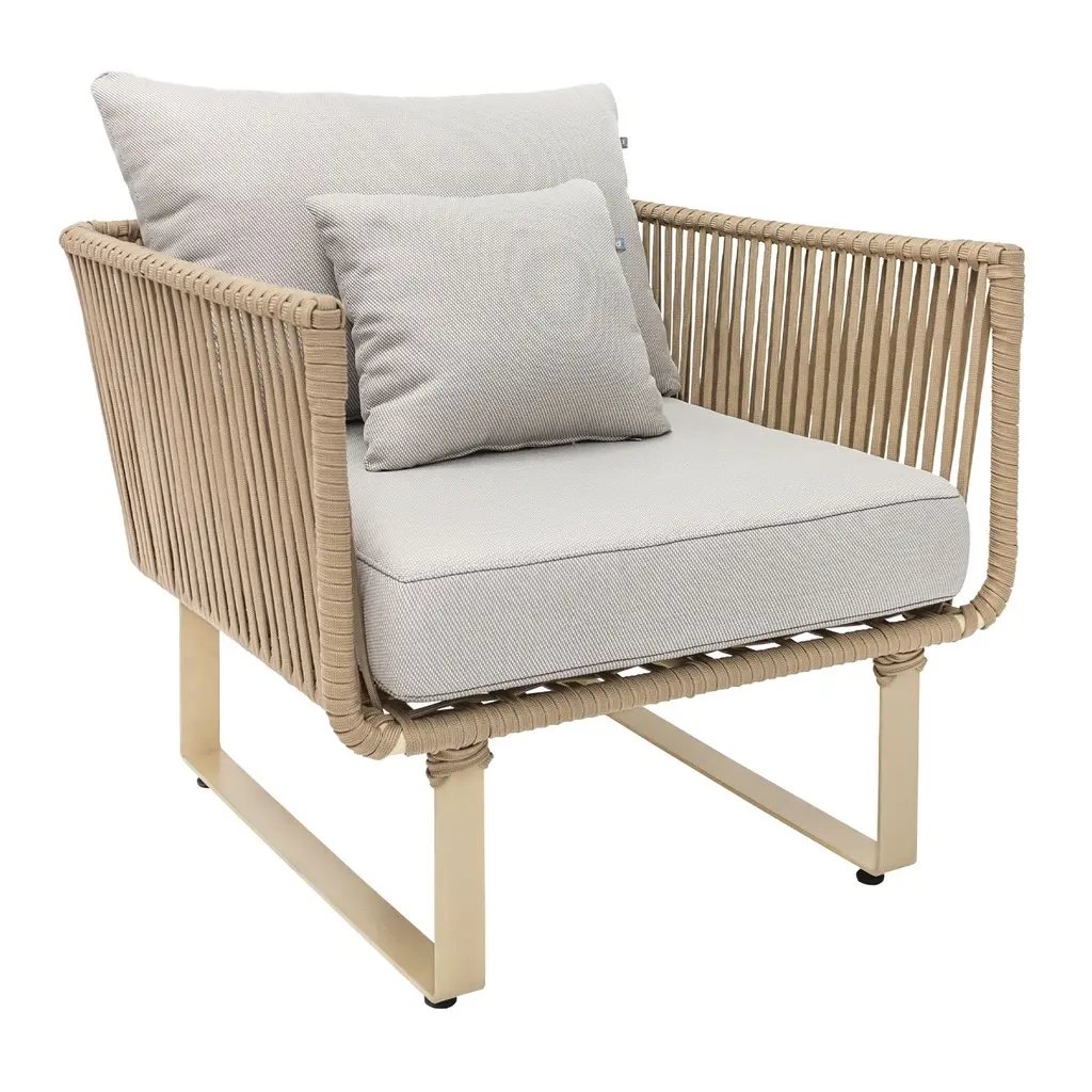 Vallarta_sillon_metal_beige_cuerda_beige_cojineria_en_tela_loneta_Exterior_techado.webp